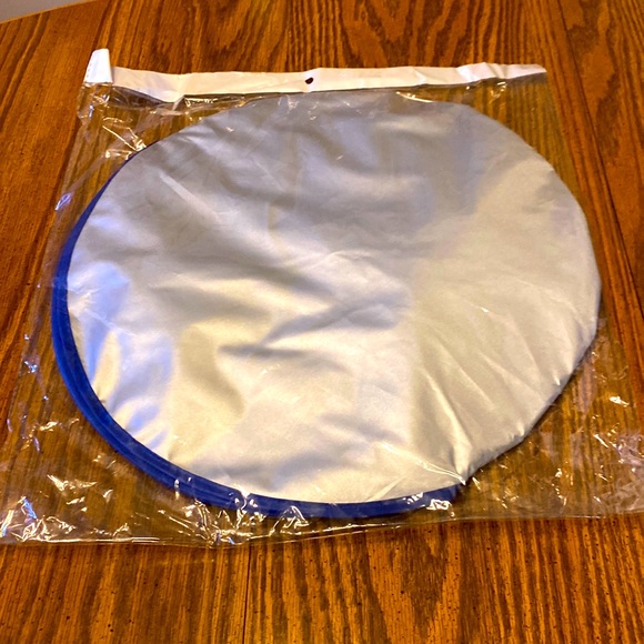 Collapsing Sunshade for Windshield - Picture 1 of 3